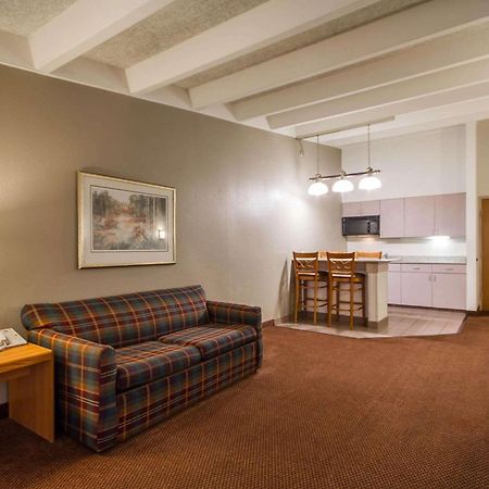 Comfort Inn & Suites Madison - Airport Extérieur photo