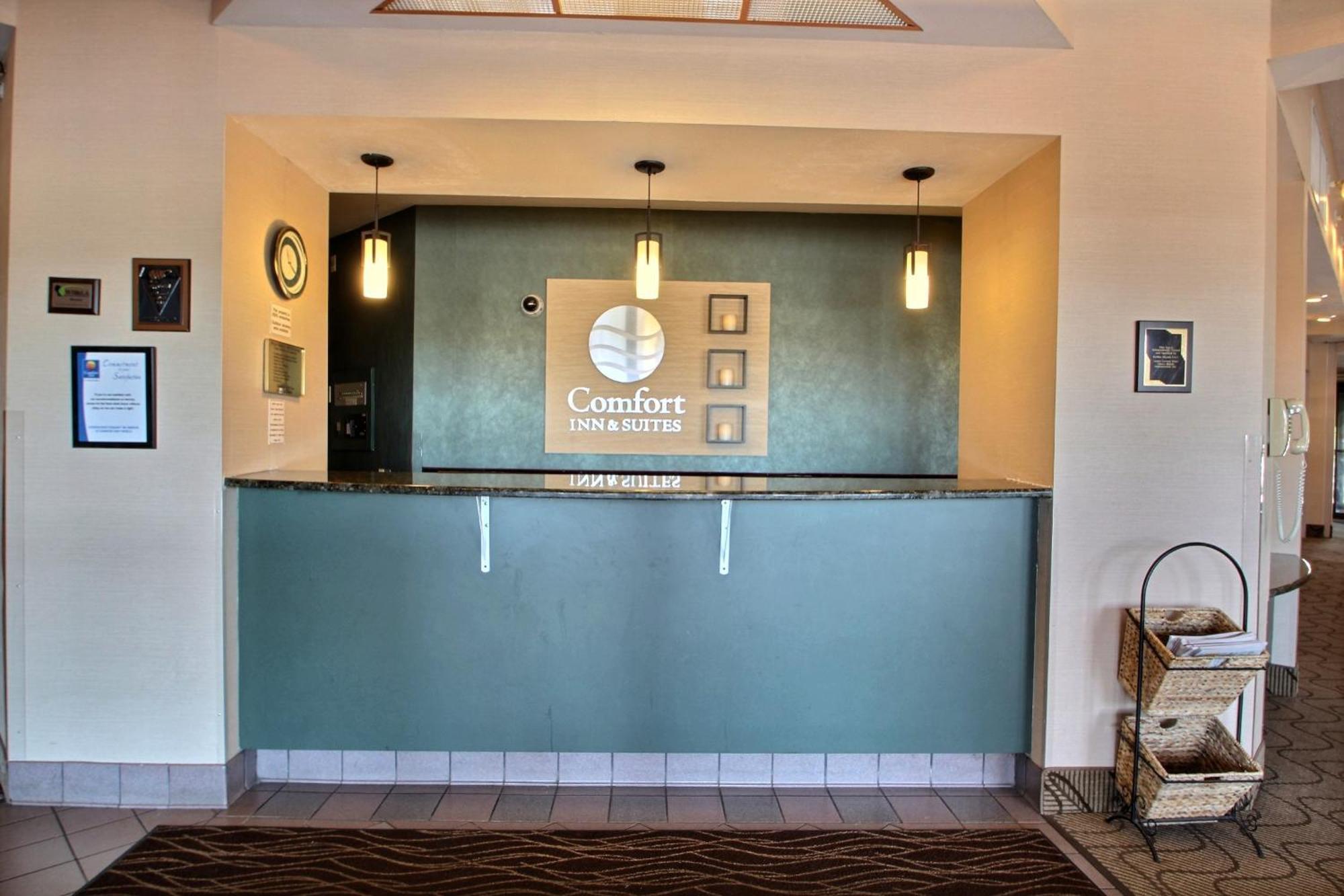 Comfort Inn & Suites Madison - Airport Extérieur photo