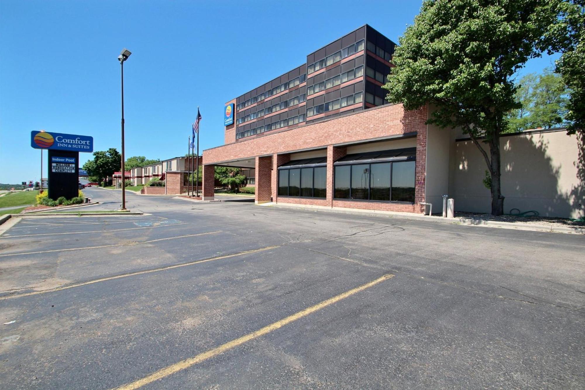 Comfort Inn & Suites Madison - Airport Extérieur photo