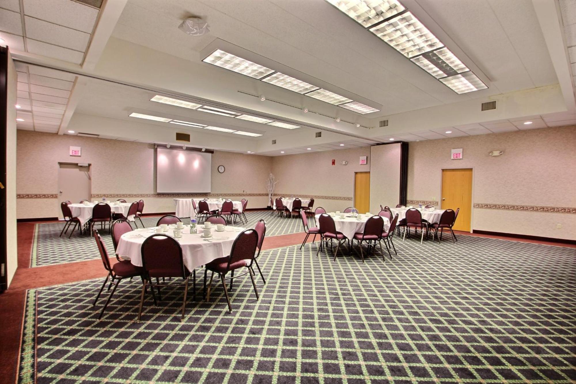 Comfort Inn & Suites Madison - Airport Extérieur photo