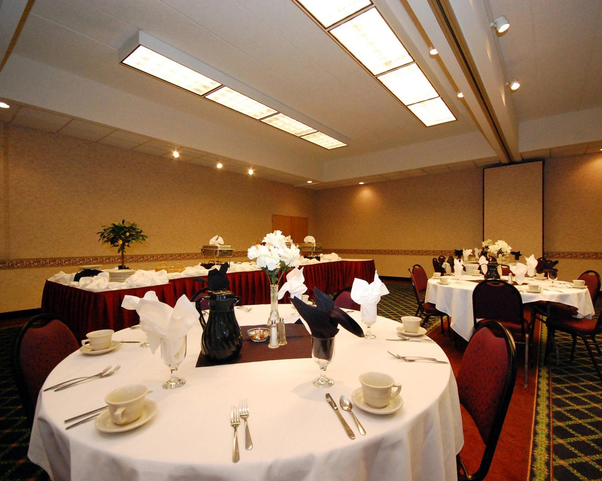 Comfort Inn & Suites Madison - Airport Extérieur photo