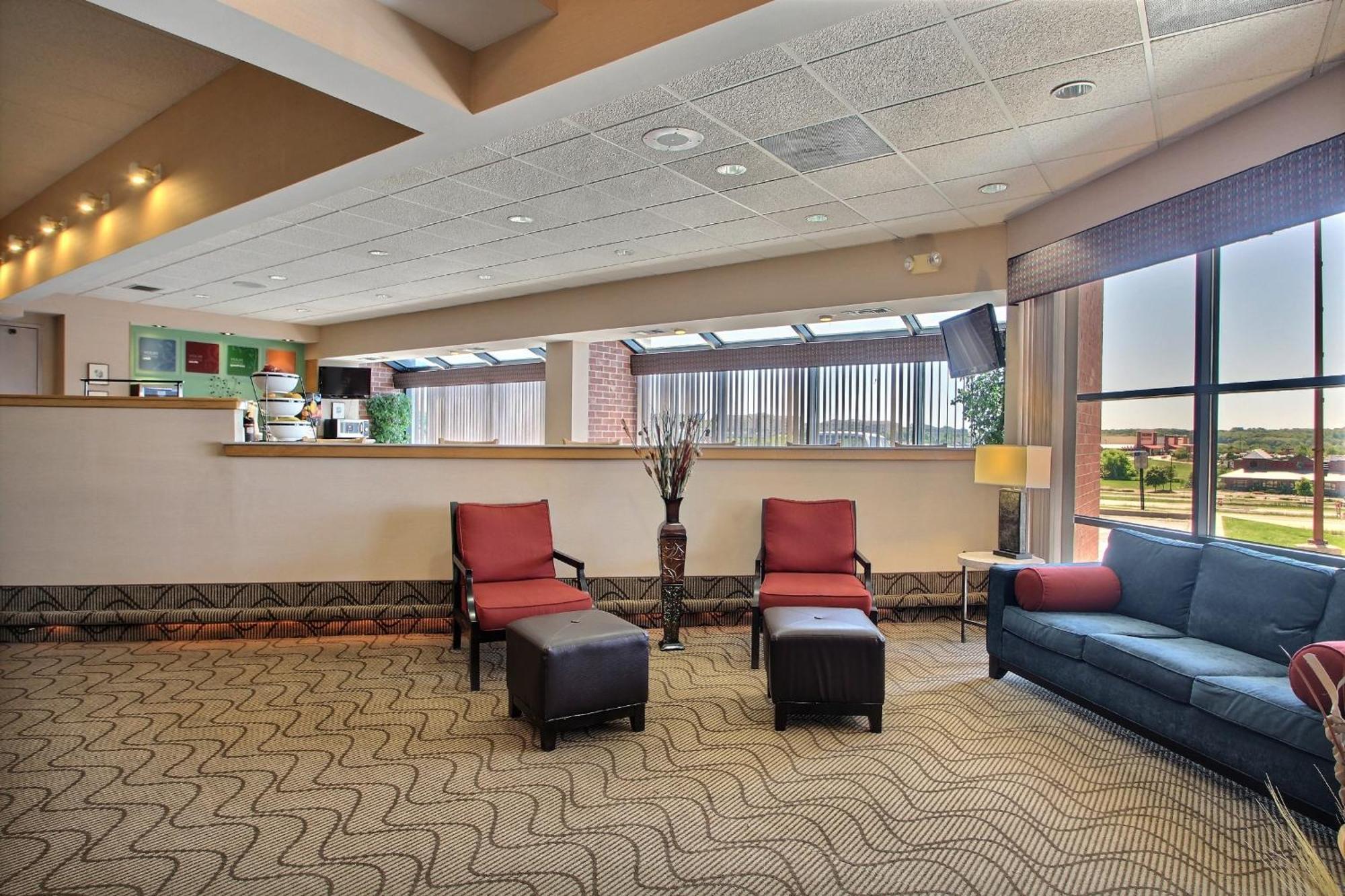 Comfort Inn & Suites Madison - Airport Extérieur photo