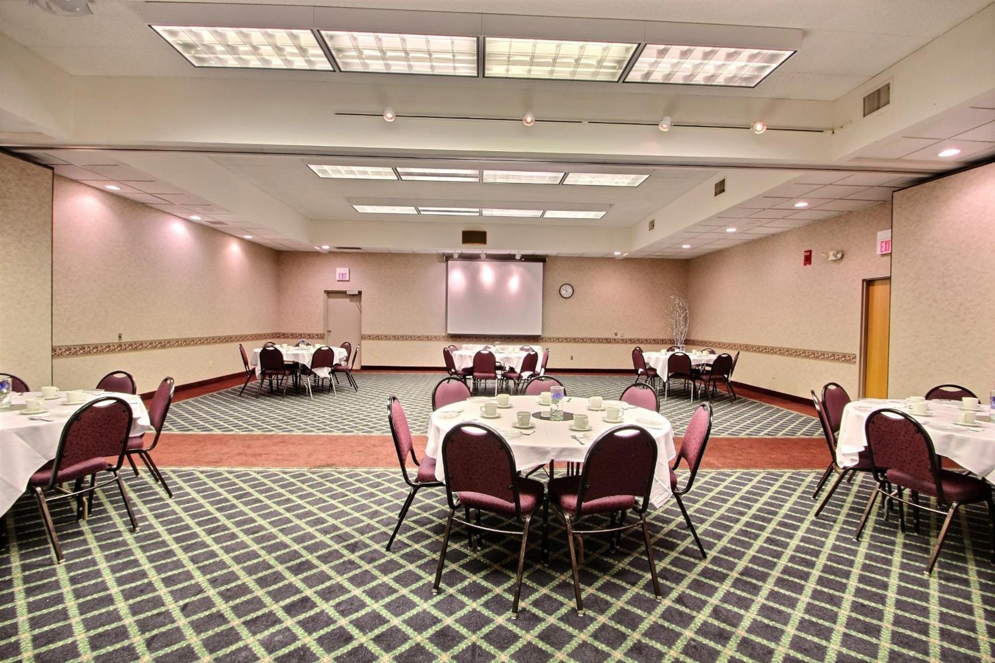 Comfort Inn & Suites Madison - Airport Extérieur photo