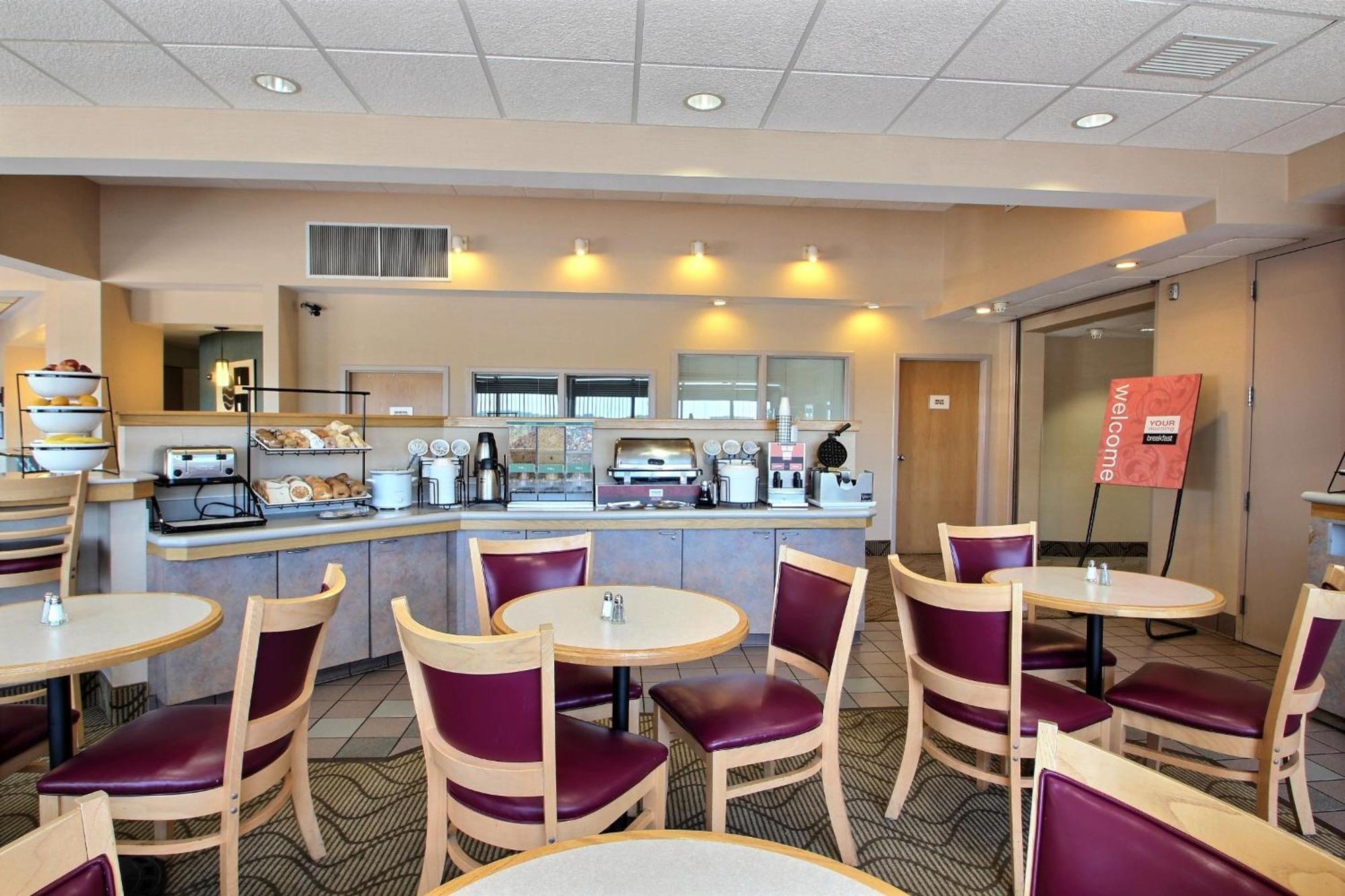 Comfort Inn & Suites Madison - Airport Extérieur photo