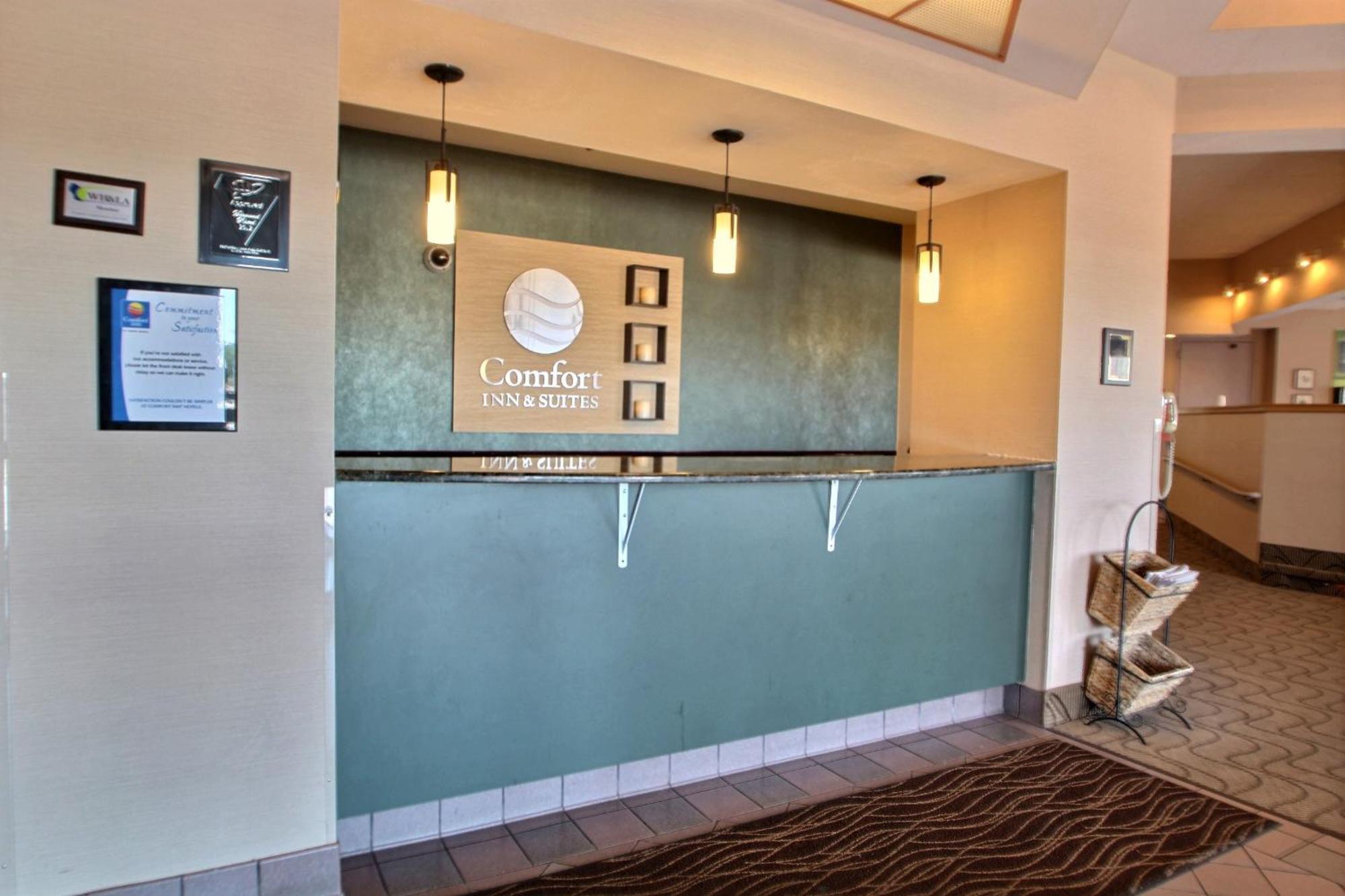 Comfort Inn & Suites Madison - Airport Extérieur photo