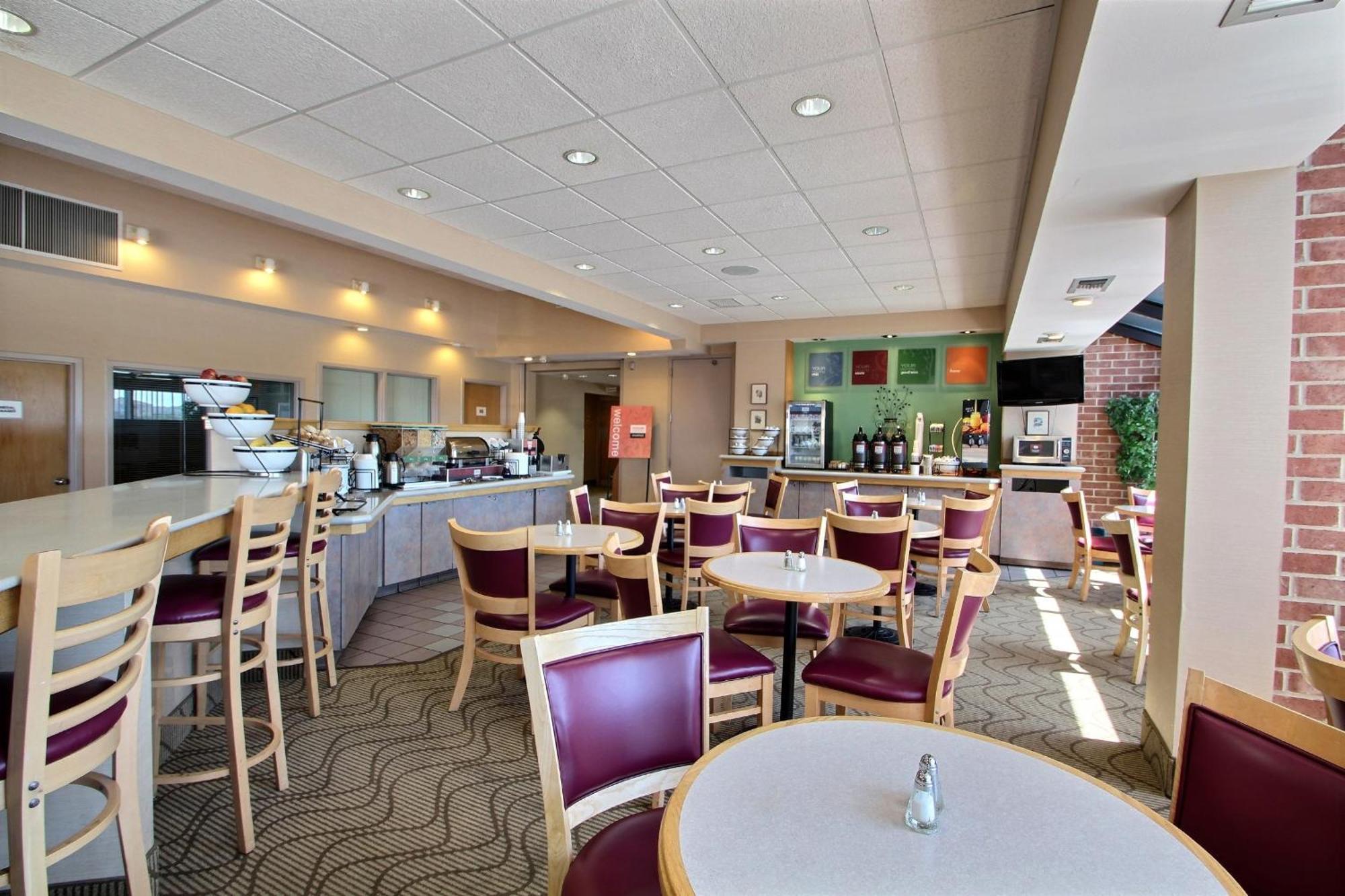 Comfort Inn & Suites Madison - Airport Extérieur photo