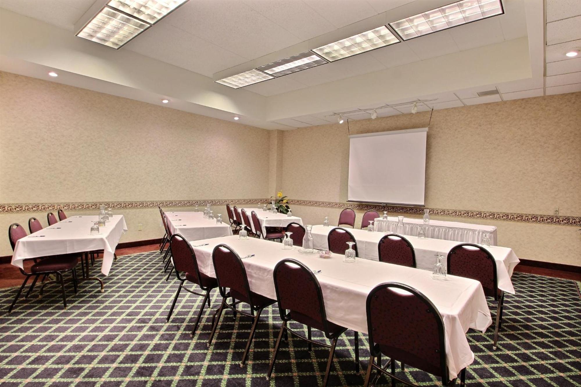 Comfort Inn & Suites Madison - Airport Extérieur photo