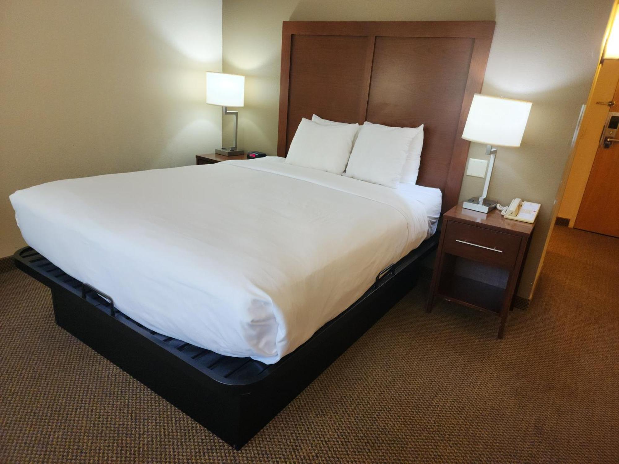 Comfort Inn & Suites Madison - Airport Extérieur photo