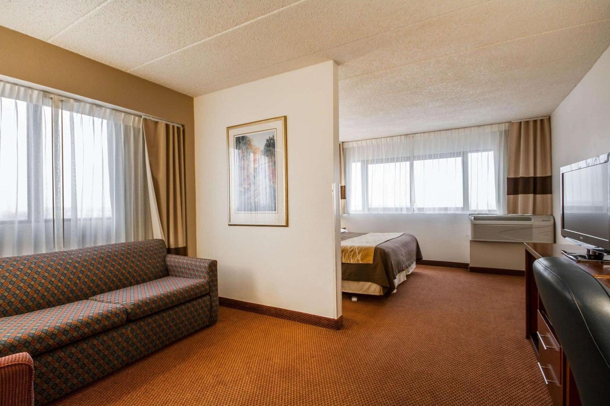 Comfort Inn & Suites Madison - Airport Extérieur photo