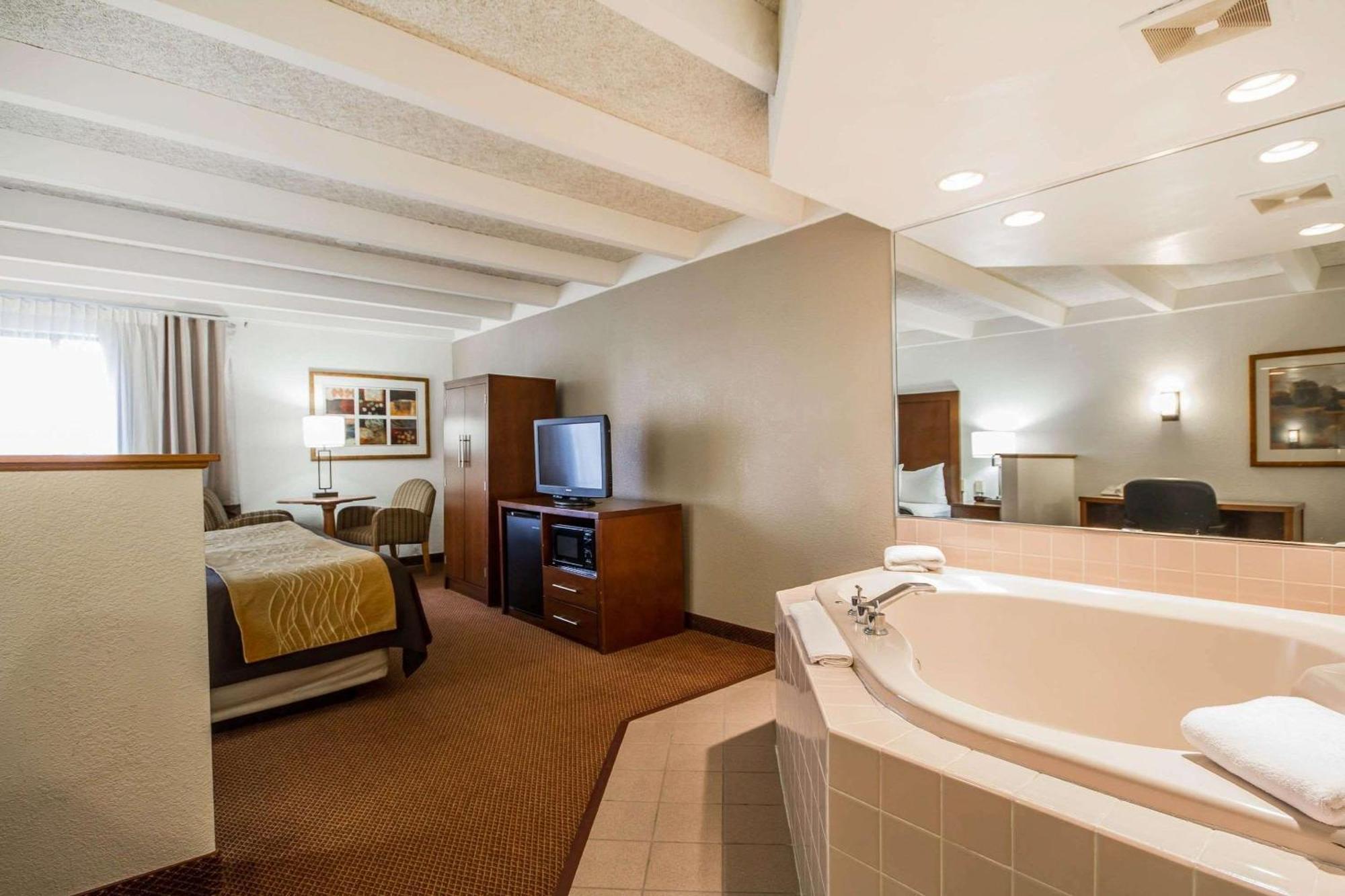 Comfort Inn & Suites Madison - Airport Extérieur photo