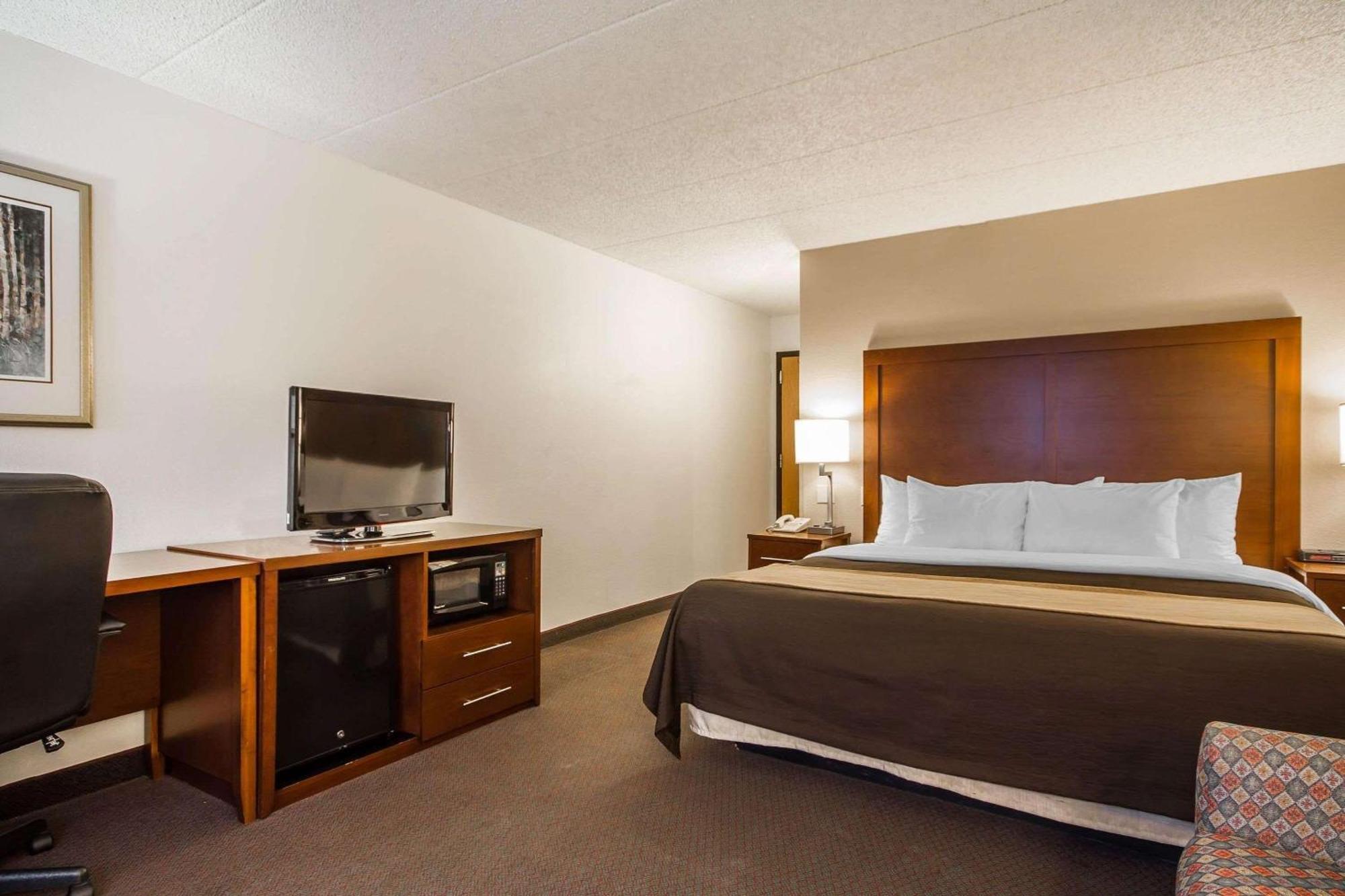Comfort Inn & Suites Madison - Airport Extérieur photo